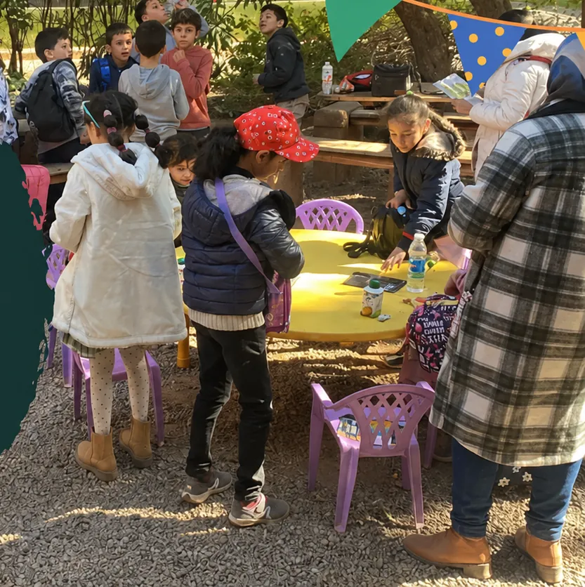 Enfants autour d’une table décorée pour un anniversaire au refuge